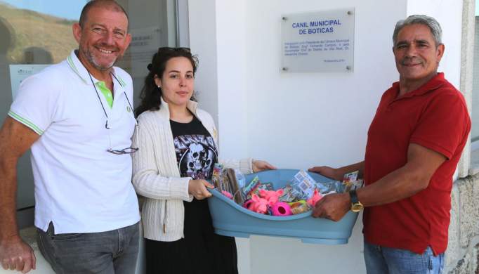 Emigrantes entregam donativos ao Canil Municipal de Boticas 