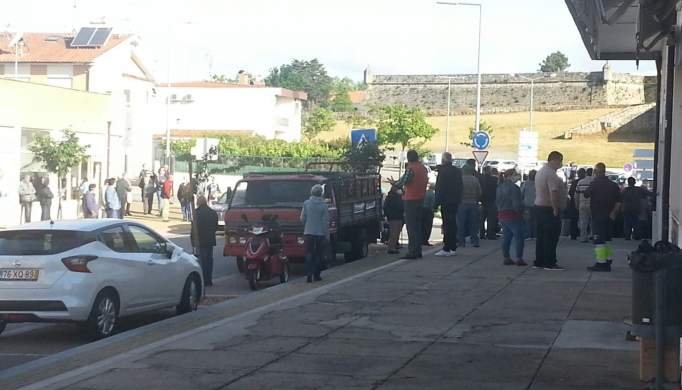 CHAVES: Mais de uma centena de pessoas na porta do Mercado