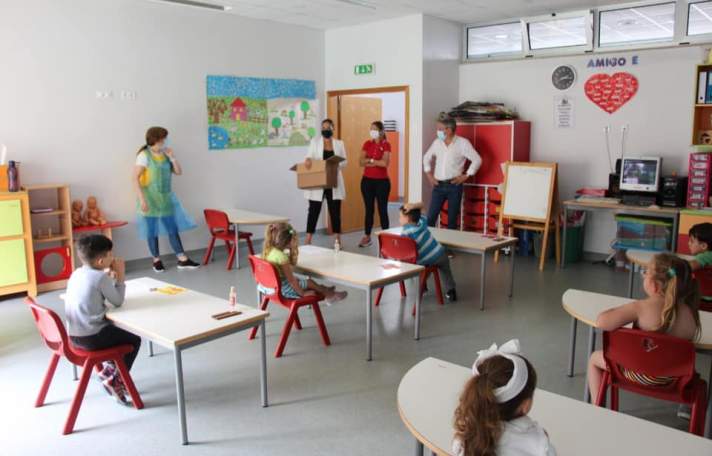 RIBEIRA DE PENA: Município entrega viseiras aos alunos do centro escolar