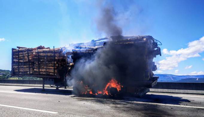ÚLTIMA HORA: Camião arde na A24
