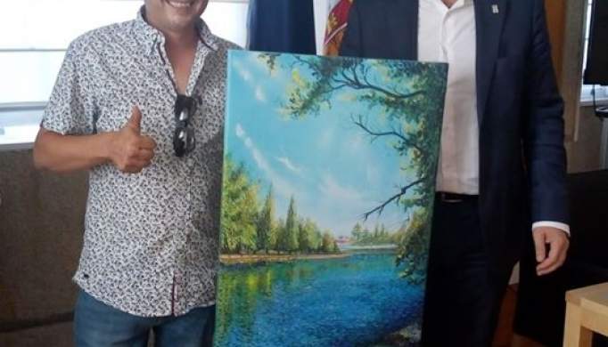 CHAVES: Flaviense oferece obra de arte ao município