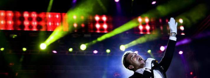 Robbie Williams mestre do entretenimento para 60 mil